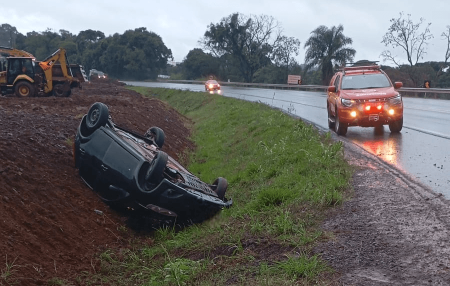 Mulher é resgatada de carro capotado na BR-158 em Cunha Porã
