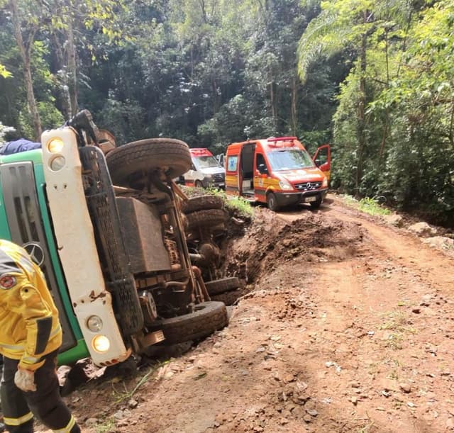 Resgate de caminhoneiro tem colaboração de retroescavadeira