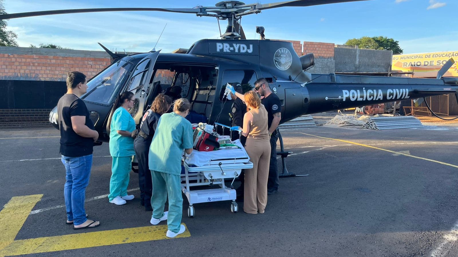 Bebê de 1 ano com queimaduras graves é levado de helicóptero