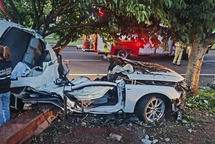 Automóvel fica retorcido em gravíssima colisão