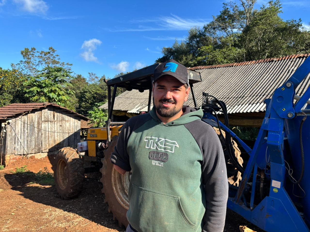 Sem um dos braços, agricultor reaprende a fazer tarefas no campo