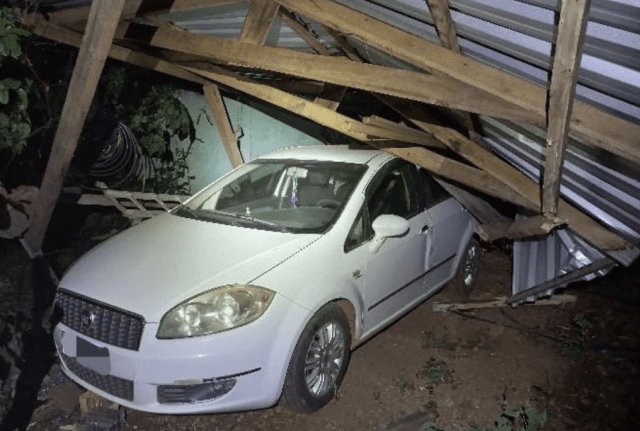 Marido usa trator para destruir garagem da esposa