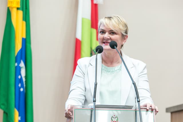 Luciane Carminatti articula reação política e jurídica contra fim das cotas raciais em SC