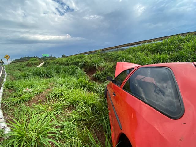 Carro sai da pista em local próximo de ocorrência do dia anterior
