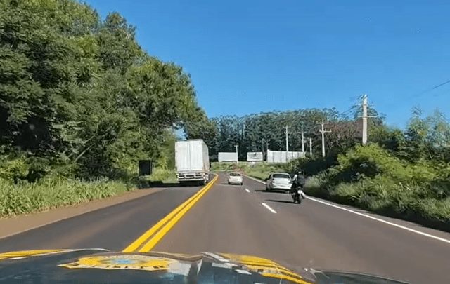 Caminhoneiro faz ultrapassagem perigosa na frente da polícia